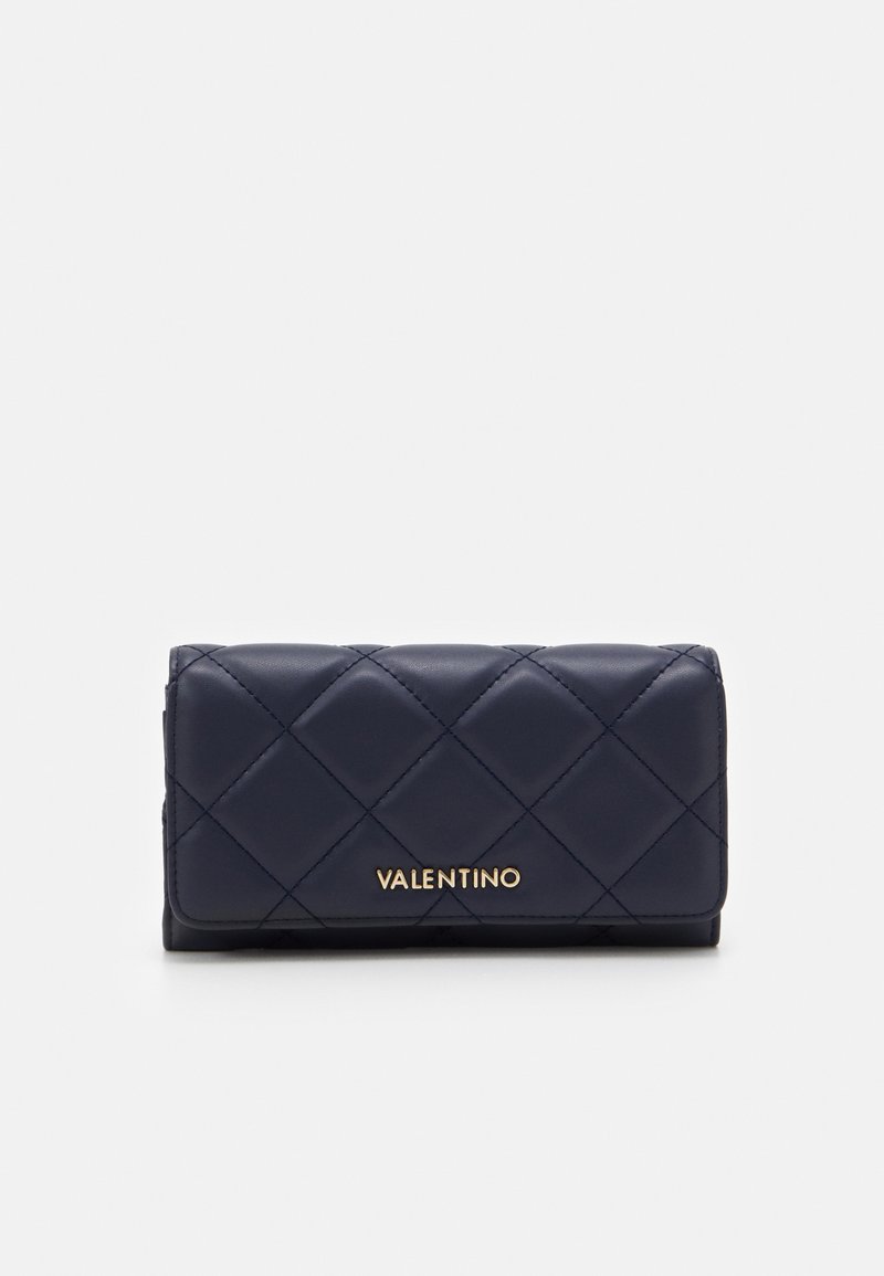 Jūras zila quiltota ādas maka, kurā ir zelta "VALENTINO" zīmējums, taisnstūra forma un mīksta tekstūra ar dimanta rakstiem.