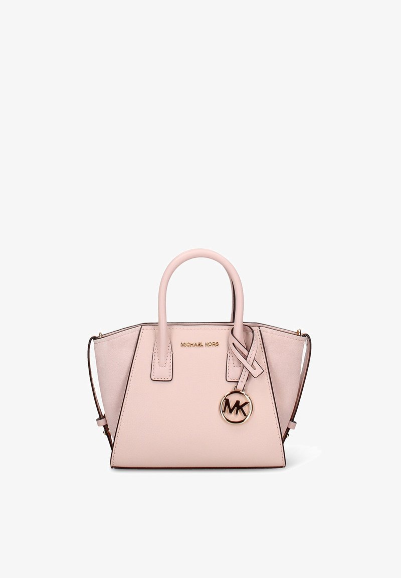 Borsa a mano in pelle rosa chiaro con design strutturato, doppi manici superiori, dettagli in metallo dorato e accento con logo circolare. Rifinita con bordi in rosa scuro.