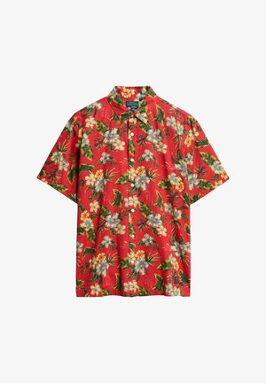 Camisa roja de manga corta con un patrón floral tropical en azul, amarillo y verde, con un cierre frontal de botones y un cuello clásico.