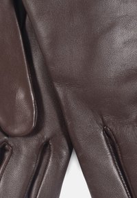 Guanti in pelle marrone con una superficie liscia, caratterizzati da un design aderente e dettagli di cucitura discreti. Nessun hardware o motivo visibile.