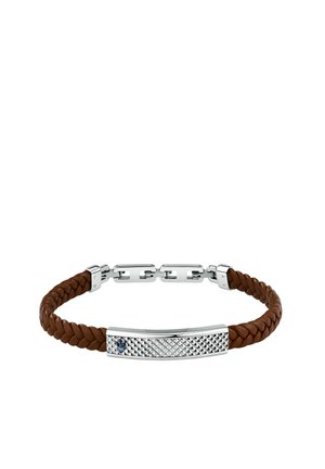 Bracciale in pelle marrone intrecciata con fibbia argentata testurizzata e un piccolo accento di pietra preziosa blu sulla piastra frontale.