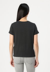 Levi's® THE PERFECT TEE - Trükipildiga T-särk - black