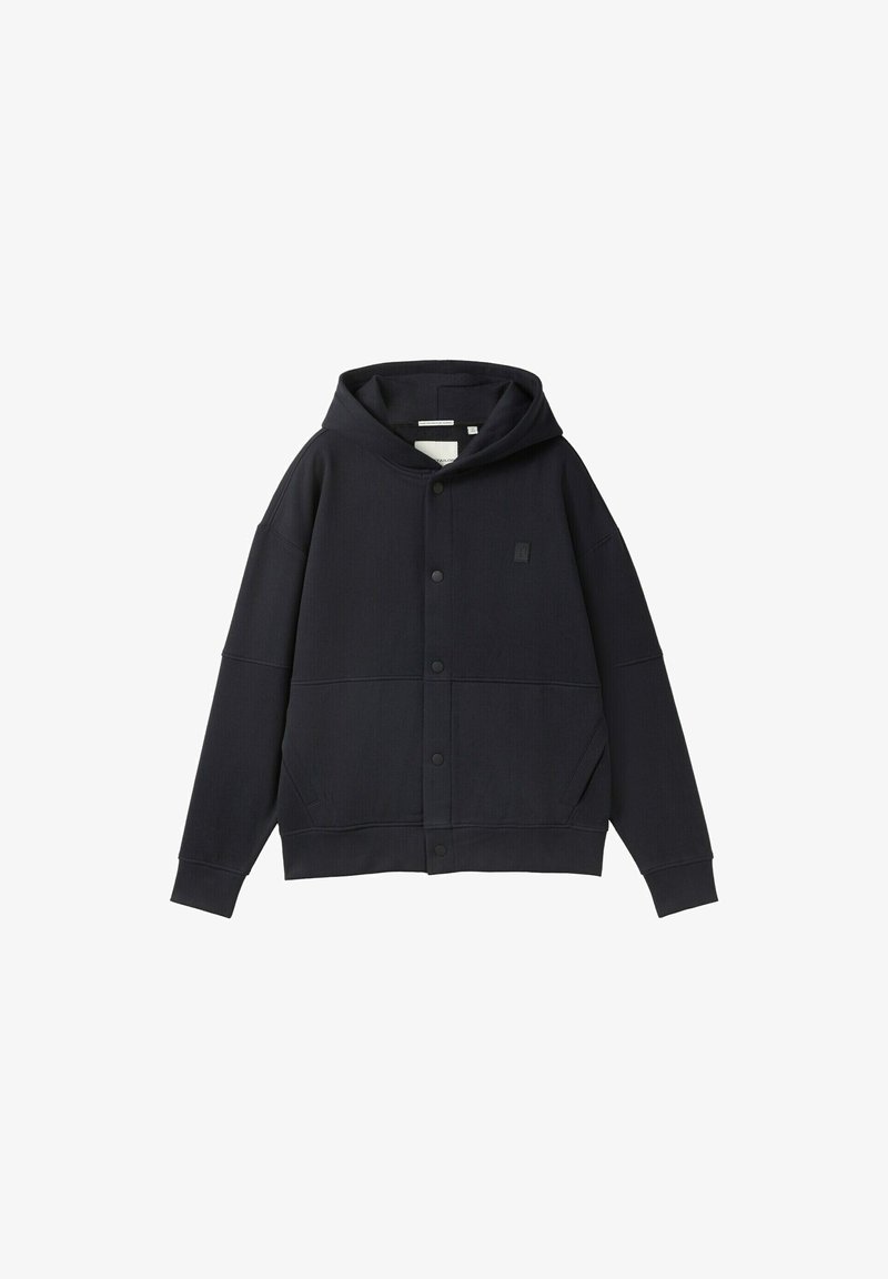 Dunkelblauer Hoodie mit Knopfverschluss, weiten Ärmeln und großer Kapuze. Mit einem Patch auf der linken Brust und einem gerippten unteren Saum.