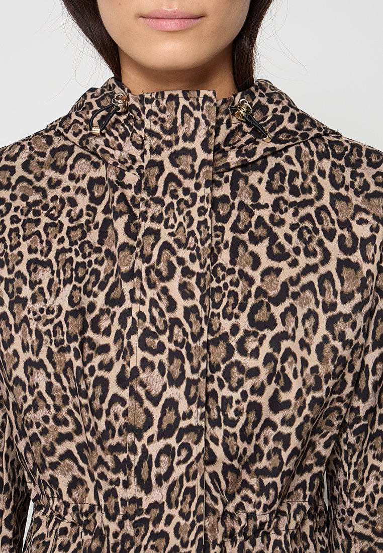 Veste à capuche en imprimé léopard avec une palette de couleurs beige et marron foncé. Équipée d'une fermeture éclair et d'un cordon de serrage ajustable au col.