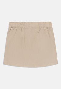 Beige mini rok met een gathered taille, gemaakt van lichtgewicht stof. De rok heeft een gladde textuur en een eenvoudige zoom zonder patronen of accenten.