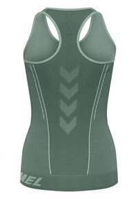 Grøn atletisk tanktop med racerback-design, ribbet tekstur og chevron-mønster langs ryggen. Funktioner branding nederst.