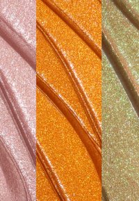Tres muestras de tela brillantes: rosa claro, naranja vibrante y verde suave, cada una con una superficie texturizada y brillante con destellos.
