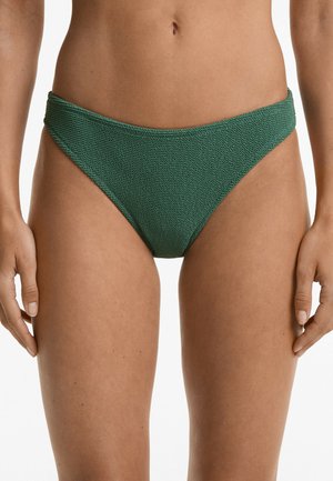 Bas de bikini vert texturé avec une taille haute et une ceinture lisse. Le matériau semble extensible et galbant.
