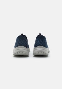Marine slip-on sko med teksturert syntetisk overdel, rund tå og lys grå gummisåle. Bakre grep for enkel påkledning.