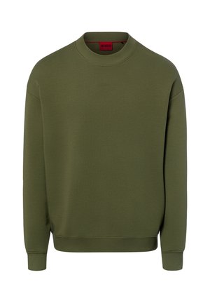 Olivgrüner Pullover mit Rundhalsausschnitt, langen Ärmeln, gerippten Bündchen und Saum, dezent geprägtem Logo auf der Brust und rotem Innenkragenetikett.