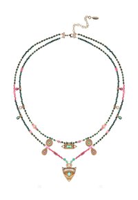 Collier multi-brins mettant en valeur des perles vertes, des accents roses et des éléments en ton doré avec des pendentifs décoratifs et des pierres précieuses.