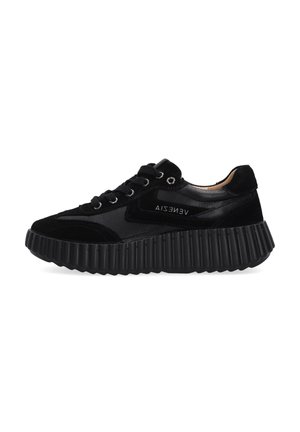 Czarny niski sneaker z grubą żłobioną podeszwą, panelami z zamszu i skóry, sznurowaniem z przodu oraz tekstem "VENEZIA" po boku.