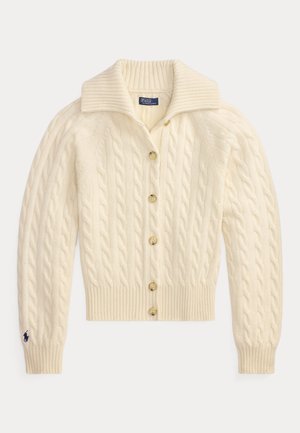 Cardigan en maille torsadée crème avec grand col, fermeture à boutons devant, poignets et bas côtelés, et petit logo brodé sur la manche gauche.
