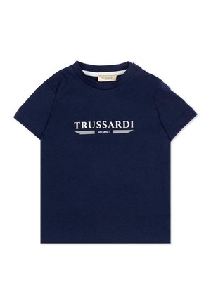 T-shirt blu navy a maniche corte per bambino con logo bianco "TRUSSARDI MILANO" sul davanti e bottoni automatici sulla spalla sinistra.