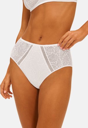 Weiße Spitzenunterwäsche mit hohem Bund und floralen Mustern am Oberkörper eines Models, die den Mittelteil und die oberen Oberschenkel zeigt.