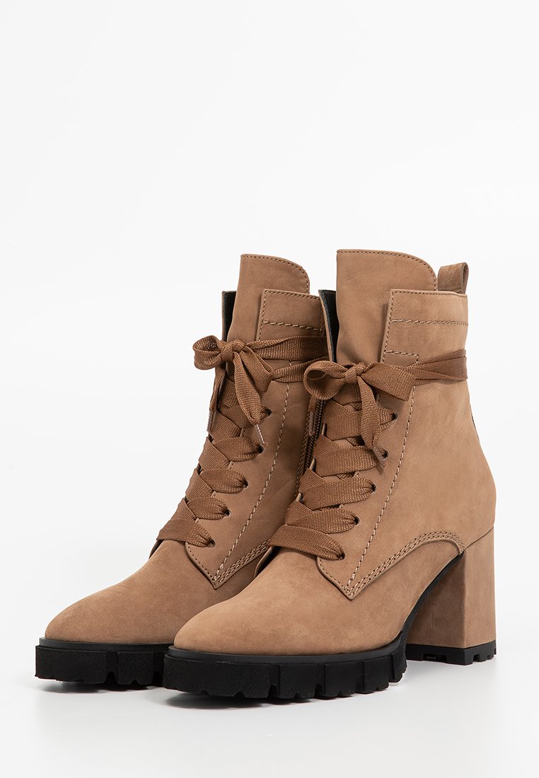 Bruine suède veterschoenen voor de enkel met blokhakken en dikke zwarte rubberen zolen, ontworpen voor stijlvolle en stevige draagbaarheid.