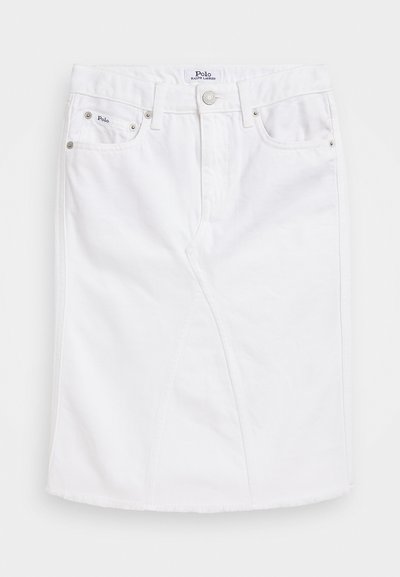 Vit denimkjol med figursydd design, frontslits, ofulländad fåll och silverdetaljer på fickorna. Logotagg synlig vid midjan.