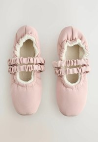 Rosa stofslippers med en voluminøs kant, blødt foer og en elastisk åbning, designet til komfort og nemt brug.
