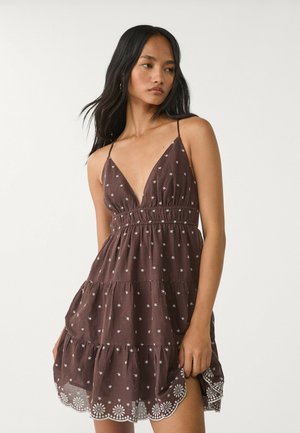 Stradivarius SHORT FLOWING EMBROIDERED - Freizeitkleid - dark brown