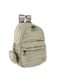 Mochila compacta de color verde claro con textura acolchada, compartimentos con doble cremallera, herrajes en plata y un estuche pequeño adjunto.