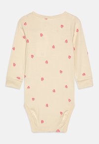 Ribbet bodysuit i lys beige med lange ærmer, prydet med spredte lyserøde jordbærtryk og trykknaplukninger i bunden.