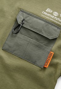 Next SHORT SLEEVE UTILITY  - Nyomott mintás póló - khaki green