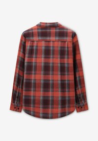 Rood en donker geruit overhemd met lange mouwen, voorzien van een button-down kraag en een afgeronde zoom, met contrasterende blauwe en zwarte lijnen door het geheel.