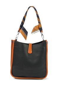 Zwarte leren tote bag met oranje accenten. Voorzien van een gestreepte stoffen handgreep en een veilige sluiting aan de bovenkant. Textuur oppervlak en strak ontwerp.