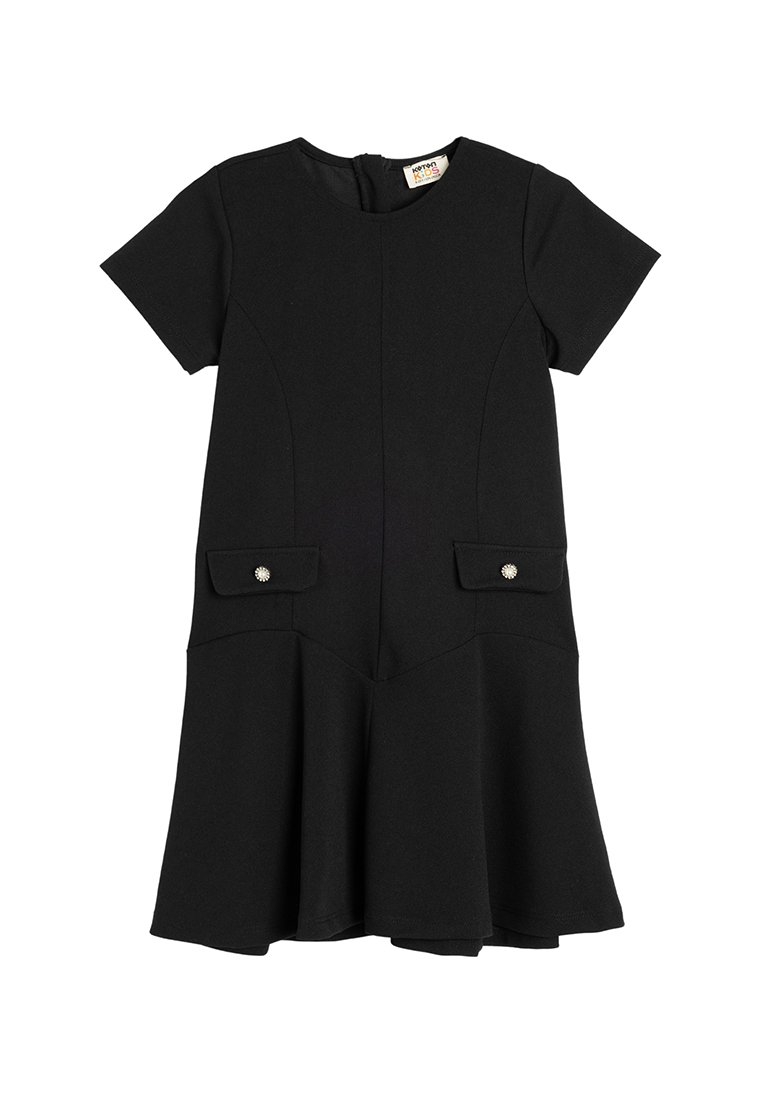 Schwarzes Kurzarmkleid aus dickem Stoff, mit zwei vorderen Taschen und dekorativen Knöpfen sowie einem ausgestellten Saum.