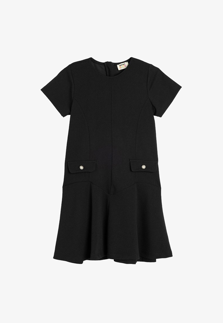 Schwarzes Kurzarmkleid aus dickem Stoff, mit zwei vorderen Taschen und dekorativen Knöpfen sowie einem ausgestellten Saum.