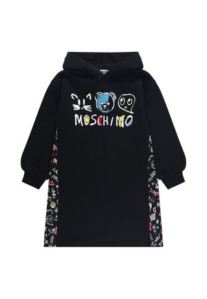 Abito con cappuccio nero decorato con facce di cartoni animati colorati di gatto, orso e fantasma e il testo "MOSCHINO", caratterizzato da motivi a doodle sui pannelli laterali e maniche a sbuffo.
