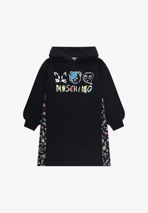 Abito con cappuccio nero decorato con facce di cartoni animati colorati di gatto, orso e fantasma e il testo "MOSCHINO", caratterizzato da motivi a doodle sui pannelli laterali e maniche a sbuffo.