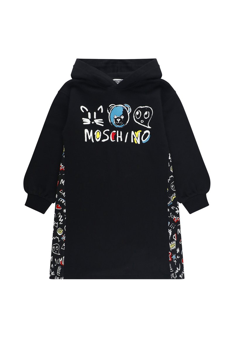 Abito con cappuccio nero decorato con facce di cartoni animati colorati di gatto, orso e fantasma e il testo "MOSCHINO", caratterizzato da motivi a doodle sui pannelli laterali e maniche a sbuffo.