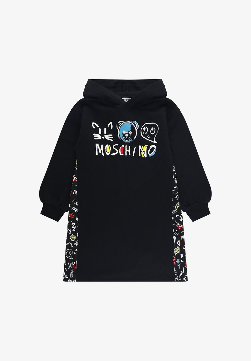 Abito con cappuccio nero decorato con facce di cartoni animati colorati di gatto, orso e fantasma e il testo "MOSCHINO", caratterizzato da motivi a doodle sui pannelli laterali e maniche a sbuffo.