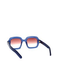 Occhiali da sole quadrati con montatura in plastica blu e lenti rosa sfumate. Presentano bracci blu solidi e un dettaglio dorato con logo sulla tempia.