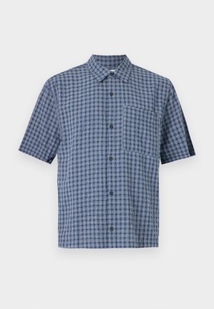 Herre kortærmet skjorte med knapper og blå-hvid ternet mønster samt enkelt brystlomme på neutral baggrund.