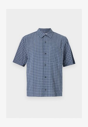 Herre kortærmet skjorte med knapper og blå-hvid ternet mønster samt enkelt brystlomme på neutral baggrund.