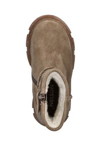 Bruine suède enkellaars met een ritssluiting, nep bontvoering en een gestructureerde rubberen zool. Gladde oppervlakte met een ronde neus.