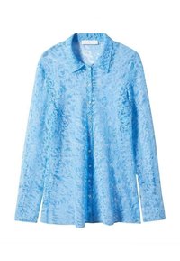 Chemise bleu clair en dentelle à boutonner avec un col, des manches longues et une coupe légèrement ample. Présente un motif floral et des boutons transparents.