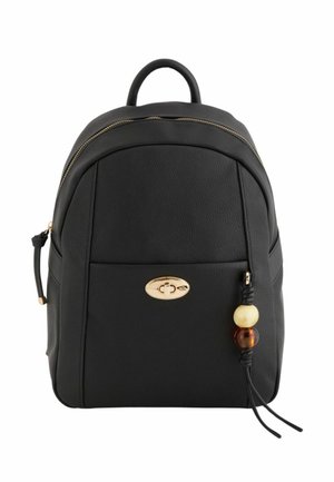 Czarny skórzany plecak z górnym uchwytem, złotym zamkiem błyskawicznym, klamrą przedniej kieszeni oraz ozdobnym frędzlem z dwoma dużymi koralikami po prawej stronie.
