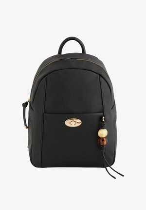 Sac à dos en cuir noir avec poignée supérieure, fermeture éclair dorée, boucle de poche avant et pompon décoratif avec deux grosses perles sur le côté droit.