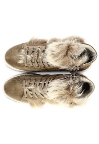Sneaker alte in suede beige con colletto in pelliccia sintetica, lacci piatti e suola in gomma, caratterizzate da una texture morbida e un design della punta arrotondata.