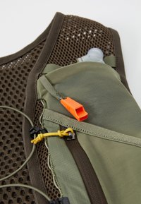 Salomon ACTIVE SKIN 4 GRVL SET UNISEX - Mochila de hidratación - wren/deep lichen green/spicy mustard