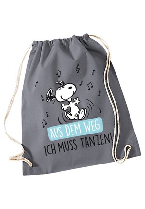 Borsa a tracolla grigia con un cane dei cartoni animati, circondato da note musicali. Testo in blu e nero che recita "AUS DEM WEG, ICH MUSS TANZEN!"