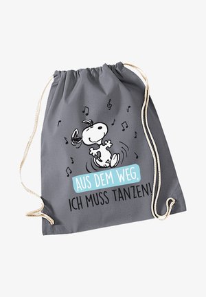 Borsa a tracolla grigia con un cane dei cartoni animati, circondato da note musicali. Testo in blu e nero che recita "AUS DEM WEG, ICH MUSS TANZEN!"