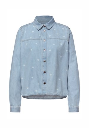 Veste en jean bleu clair avec de petits motifs de cœurs blancs, manches longues, col et fermeture à boutons sur le devant.