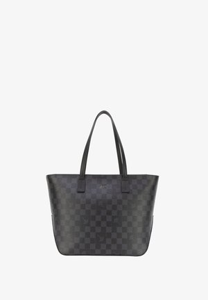 Schwarze Tragetasche mit Schachbrettmuster, zwei langen Griffen und kleinem metallischem Logo in der Mitte nahe dem oberen Rand.