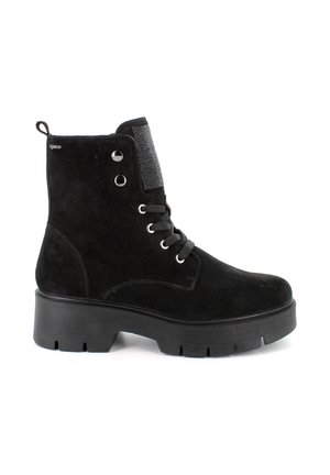 Stivaletti neri in suede con suola in gomma spessa, occhielli in argento e dettaglio a pannello testurizzato. Presentano una linguetta sul retro.