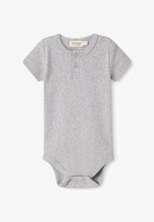 Bodysuit cinza com mangas curtas em tecido canelado, com colarinho henley e pala com dois botões, apresentando um ajuste justo e uma textura suave.