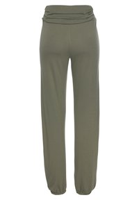 Olijfgroene, lichte broek met een gedrapeerde, gevouwen tailleband. Losse pasvorm met elastische boorden bij de enkels voor gemak bij het dragen.